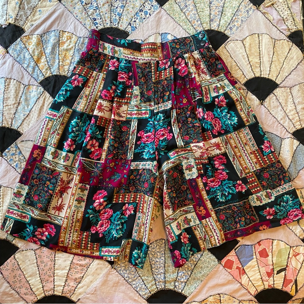 VINTAGE Shorts Bobbie Brooks 80s Floral Folk Art Pattern Stretchy Waist Pockets